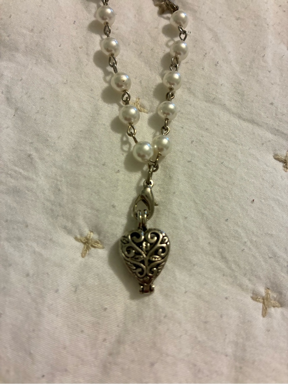 Pearl Beaded bracelet with Filigree Heart Locket - White